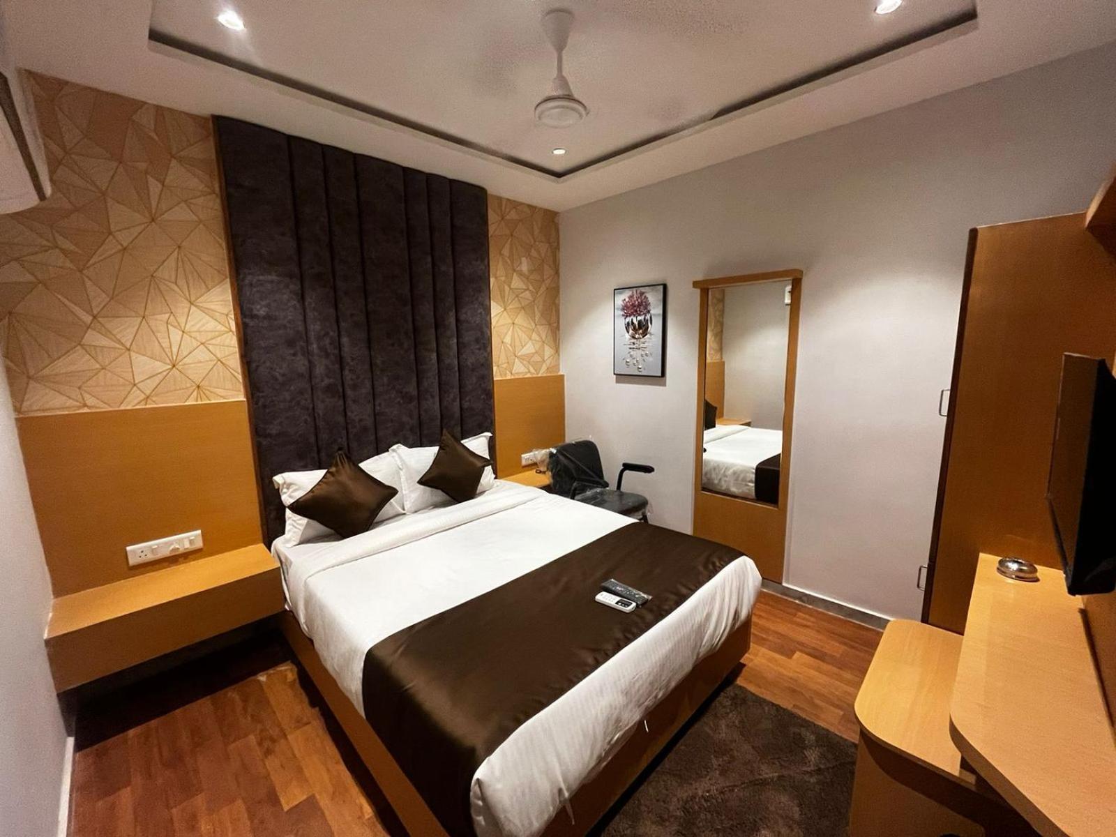 Hotel Phoniex Ahmedabad Rom bilde
