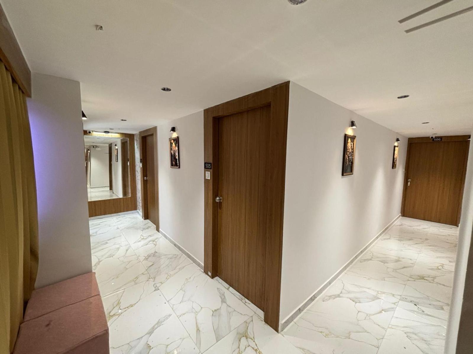 Hotel Phoniex Ahmedabad Eksteriør bilde