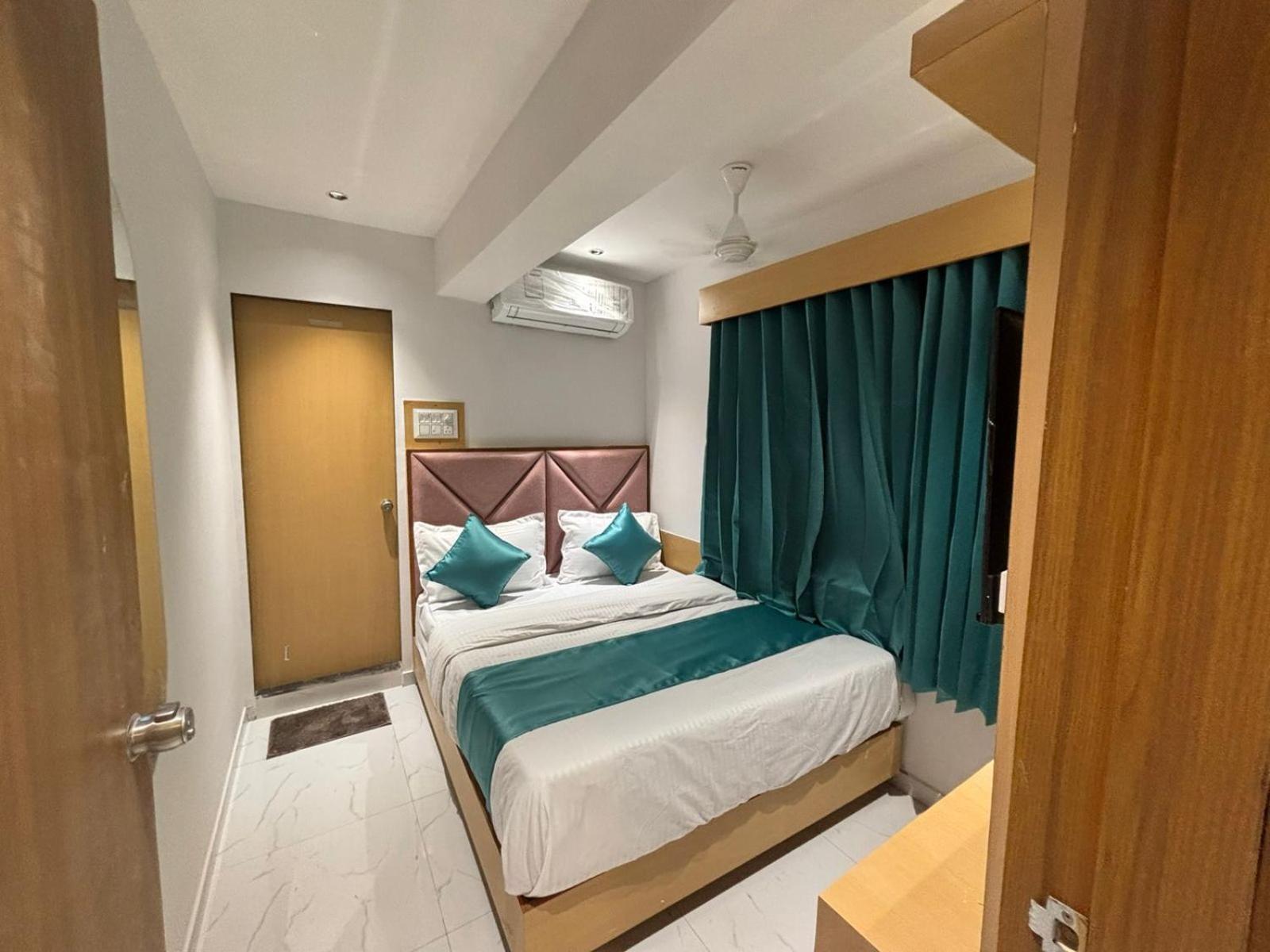 Hotel Phoniex Ahmedabad Eksteriør bilde