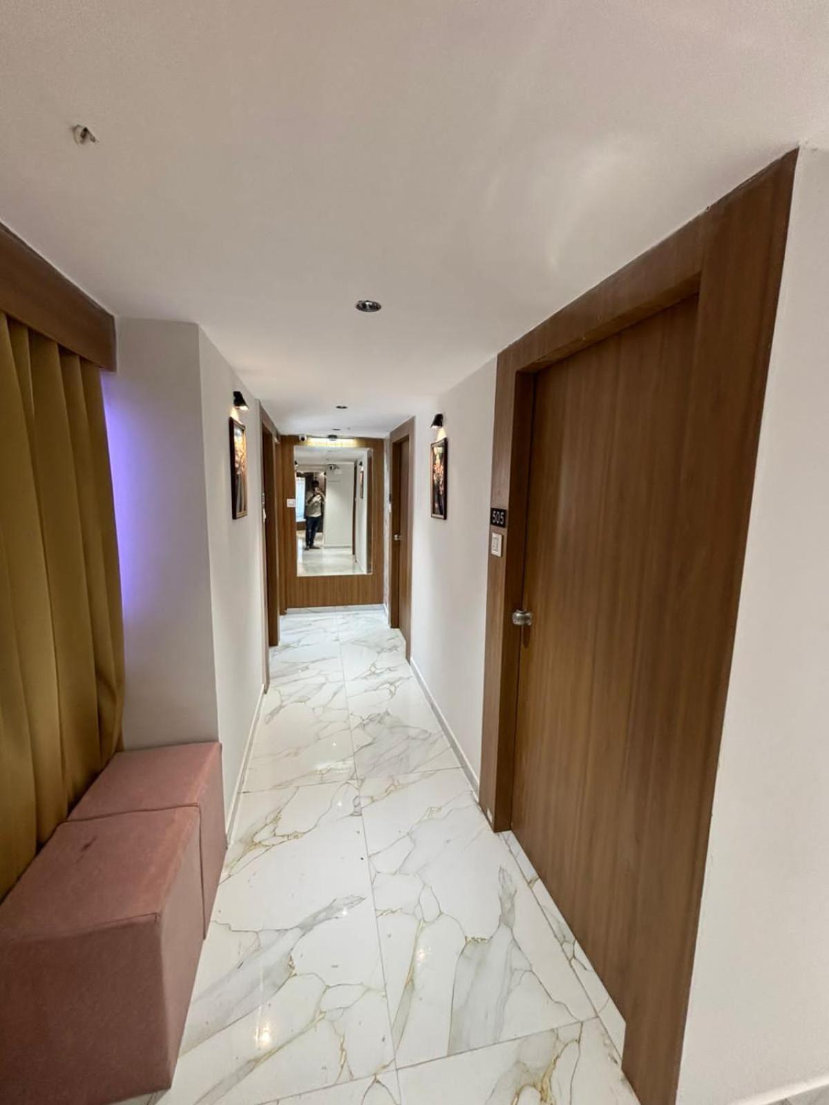 Hotel Phoniex Ahmedabad Eksteriør bilde