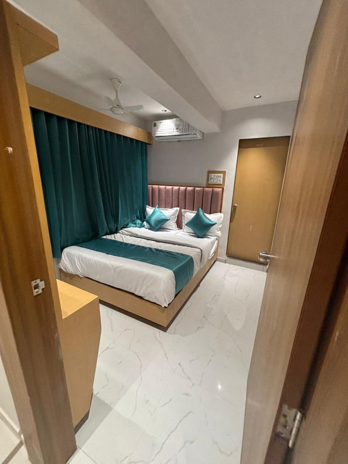 Hotel Phoniex Ahmedabad Eksteriør bilde