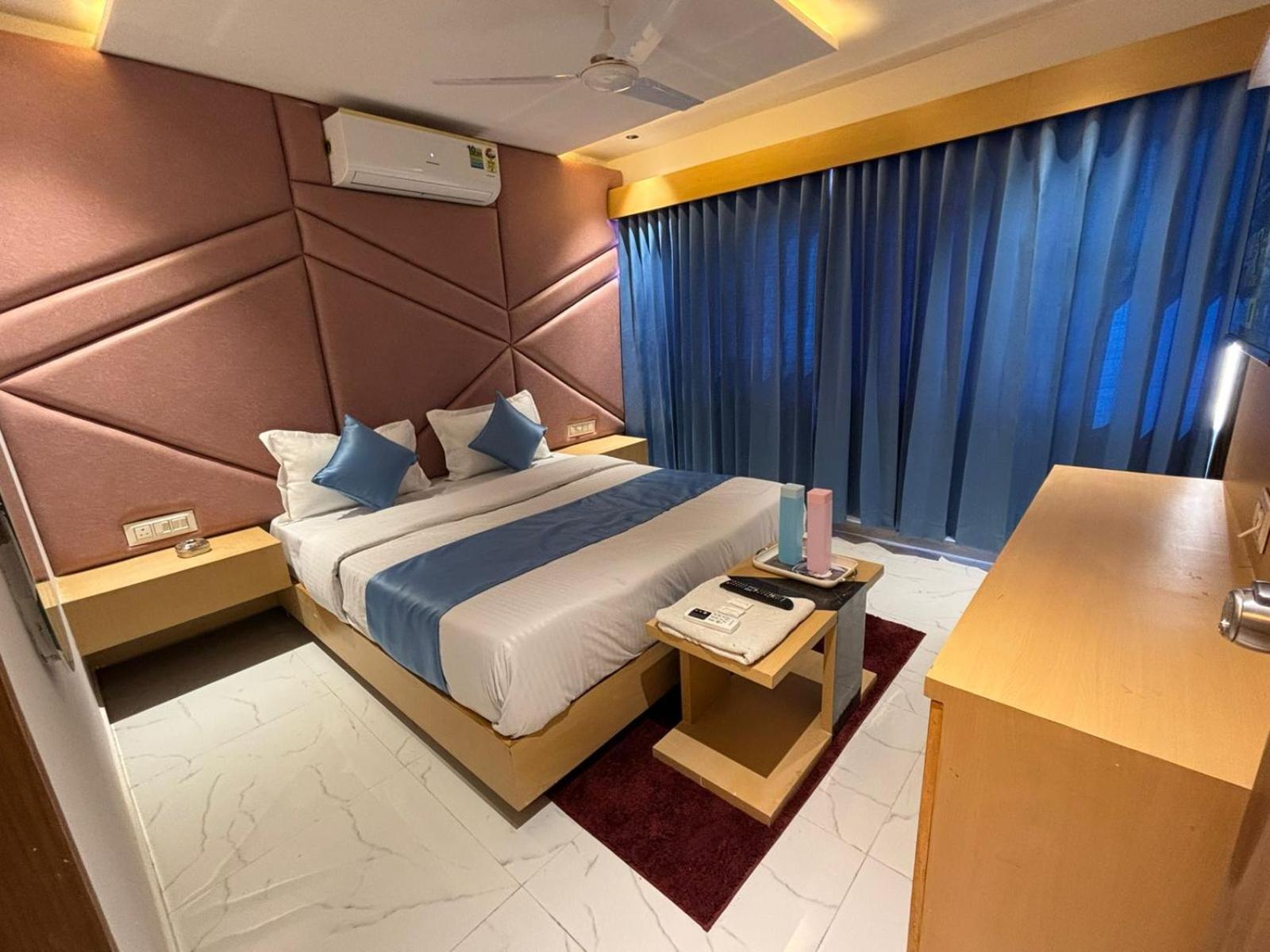Hotel Phoniex Ahmedabad Eksteriør bilde