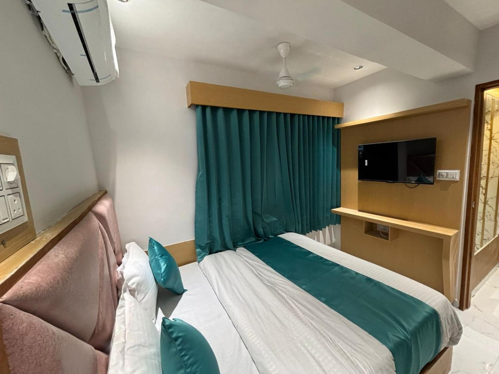 Hotel Phoniex Ahmedabad Eksteriør bilde